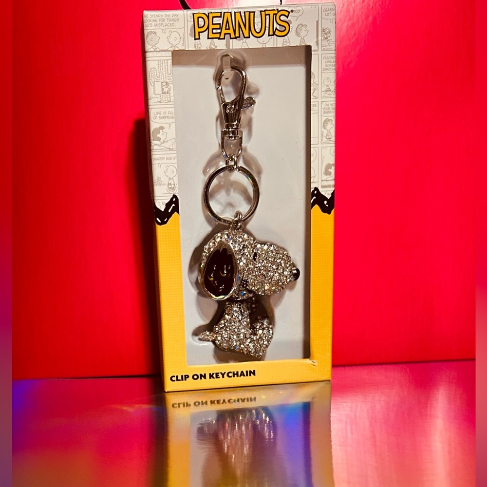 SNOOPY Clip on Keychain Dazzling Rhinestones
New in the Box - Picture 4 of 4